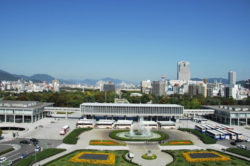 上空から見た平和記念公園と平和記念資料館