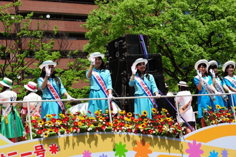 フラワーフェスティバルパレードの女性たち