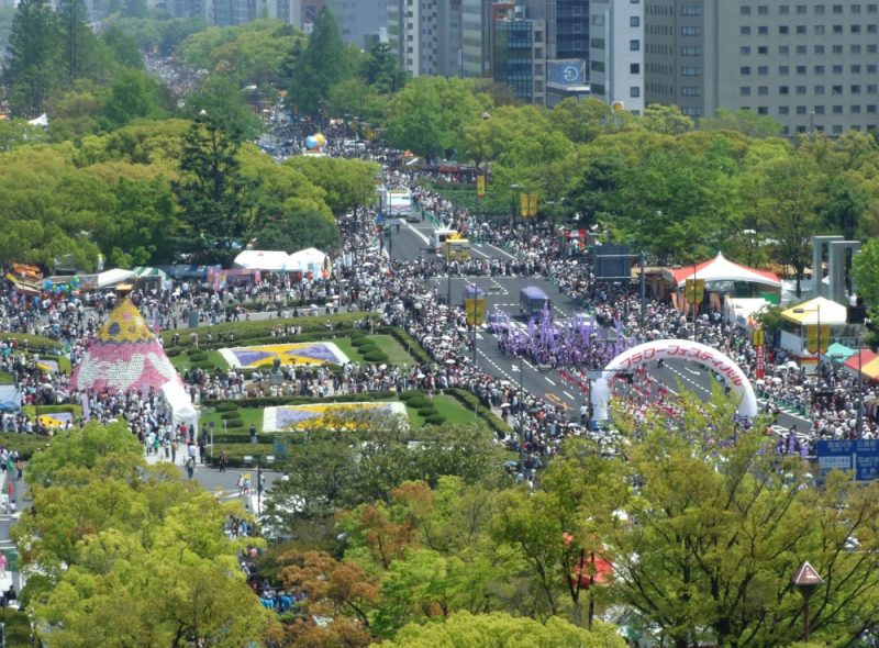 フラワーフェスティバル開催中の平和記念公園と平和大通り上空写真